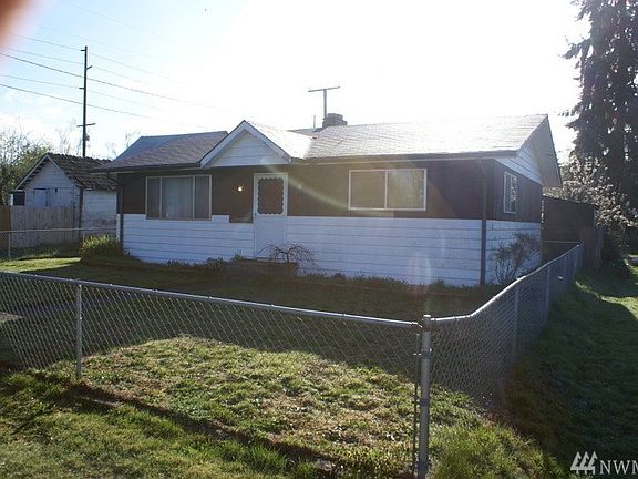3rd image of 204 2nd St NE