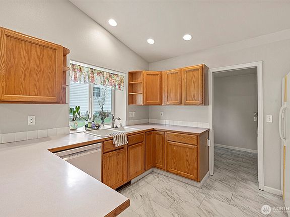 4th image of 1011 Lake Park Drive SW