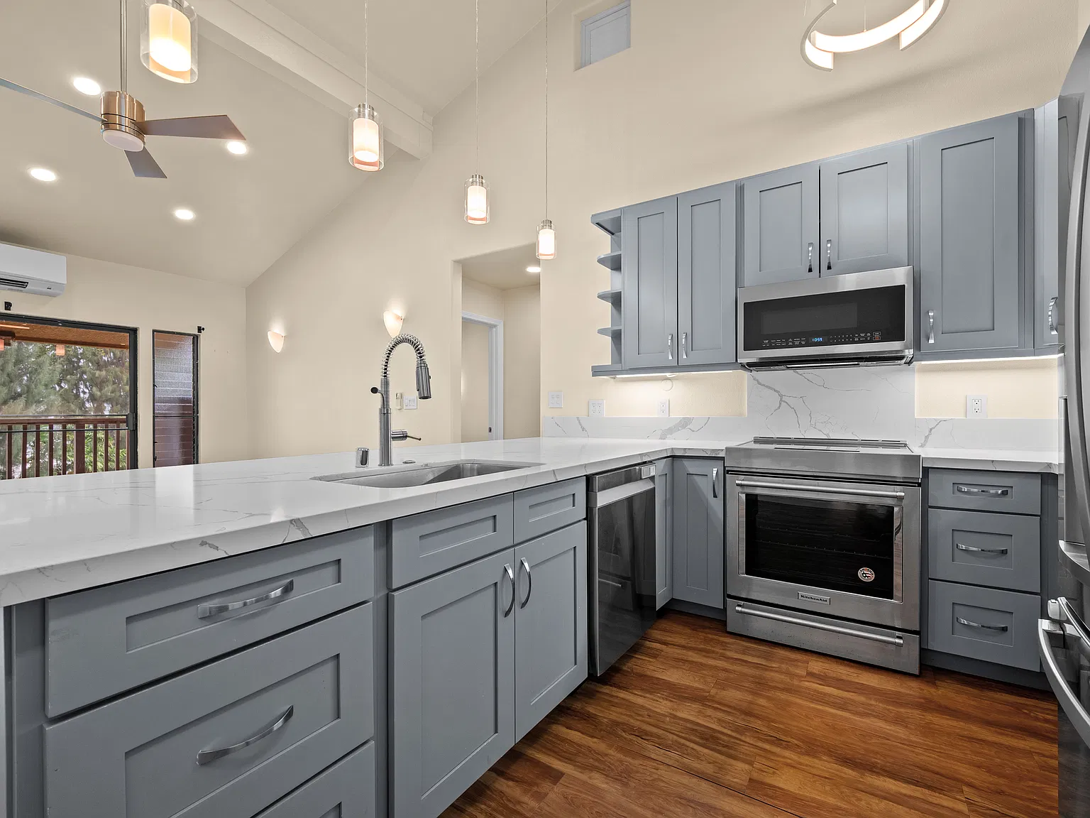 3 bed, 964 sqft, $4,200 — Photo 3