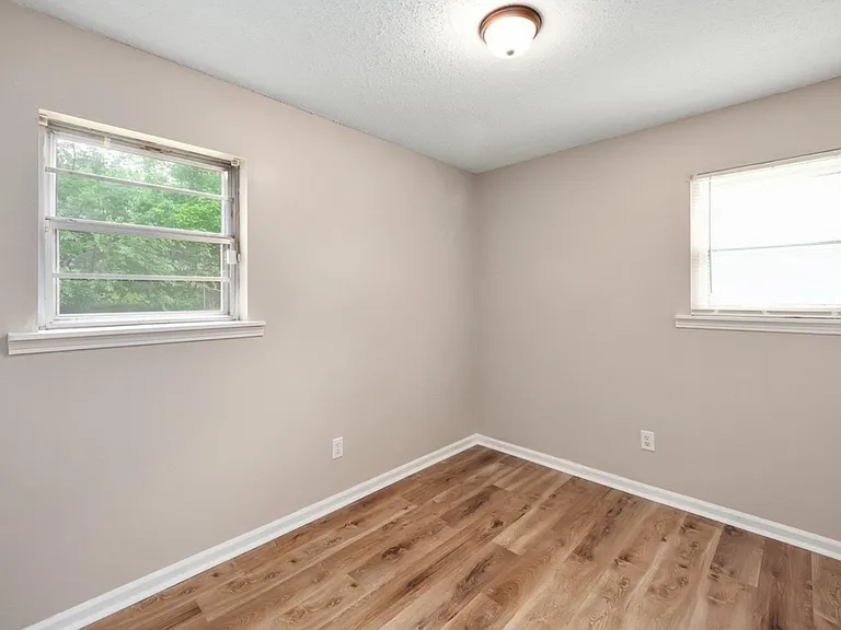 219 Melwood St — Photo 12