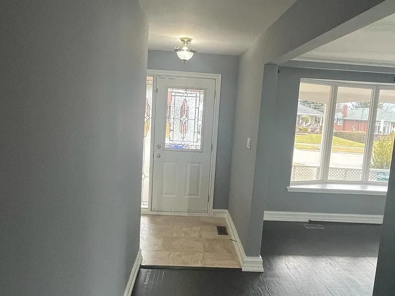 912 Crocus Cres — Photo 2