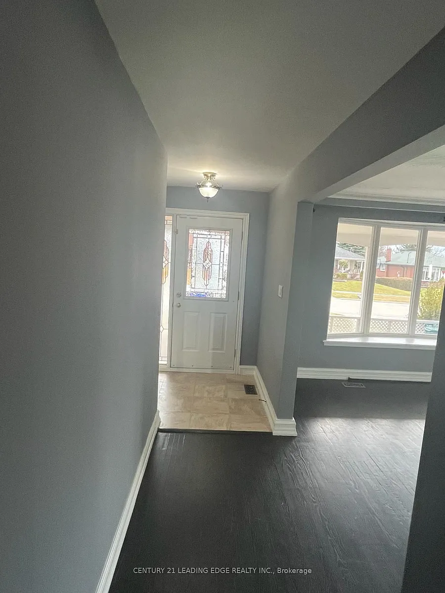Building Photo - 912 Crocus Cres