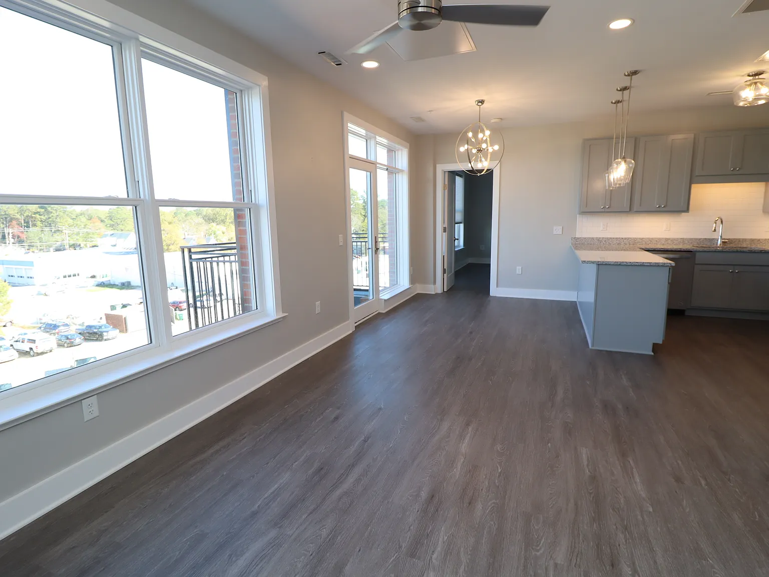 Gorgeous Luxury Condo Available Immediately — Photo 3