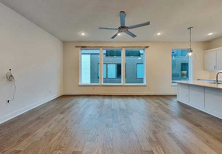 112 E Oscar Dr — Photo 6