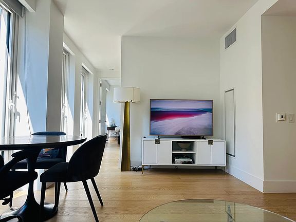 5th image of 15 W 61st St APT 10G