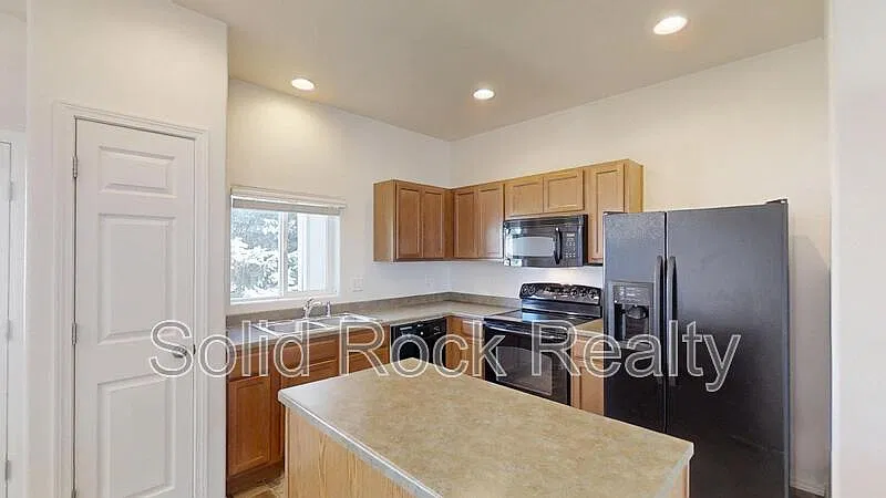 2 bed, 2.5 bath, 1292 sqft, $1,699 — Photo 2