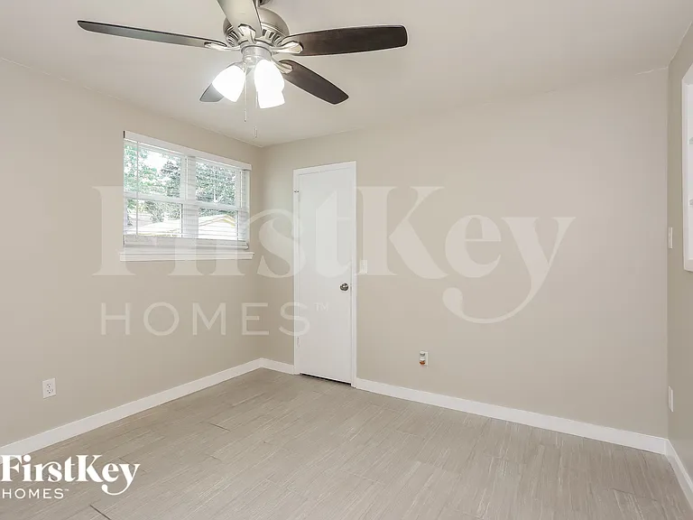 1047 Cove Landing Dr — Photo 9