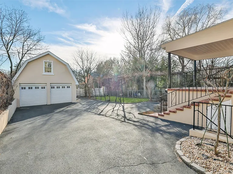 16 Grand Blvd — Photo 36