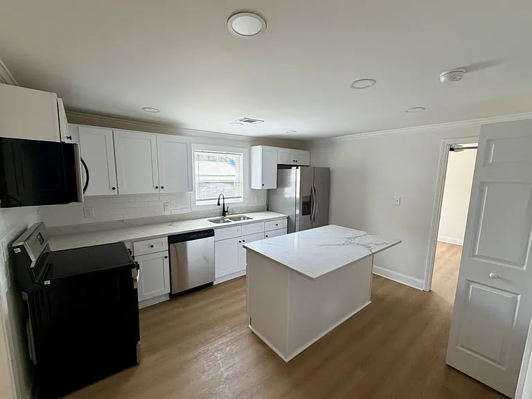 160 Indiana Ave — Photo 4