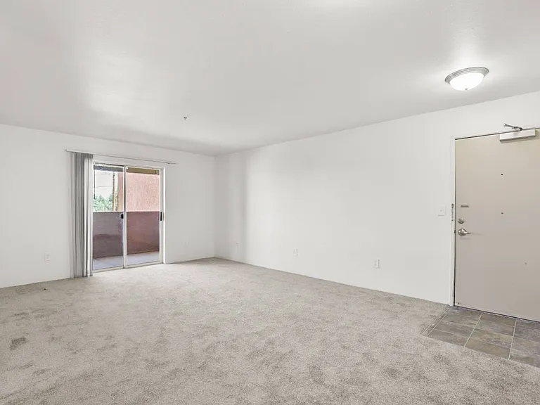 El Paseo Apartments — Photo 15