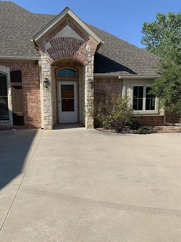 4 bed, 2.0 bath, 2088 sqft, $2,300 — Photo 1