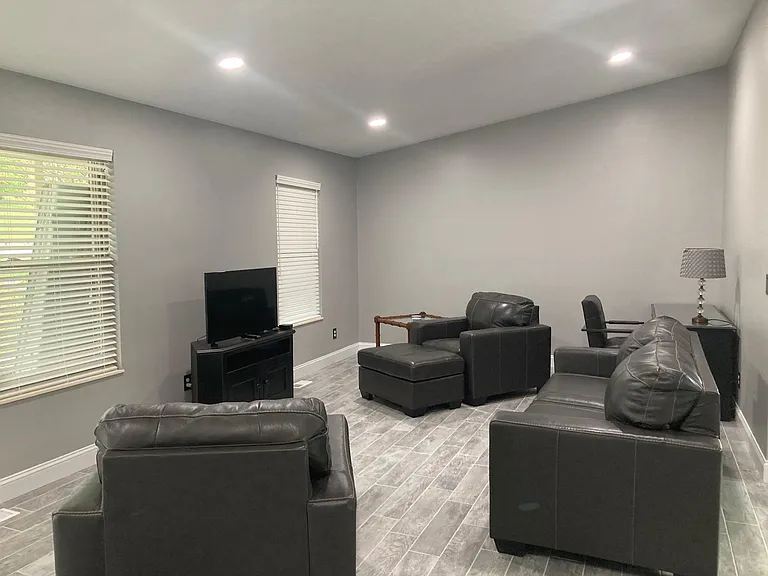 490 Beechwood Cir — Photo 4