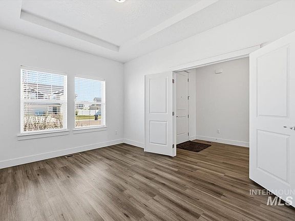 5th image of 148 Homesteaders St