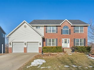 6608 Pheasant Hollow Rd SW, Cedar Rapids, IA 52404