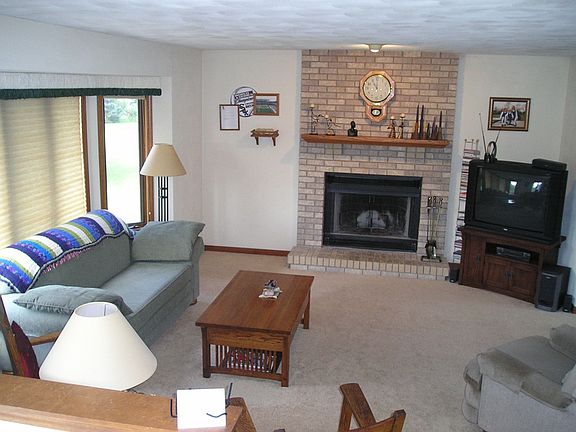 Lrg. Fam. Rm. W/Frpl.