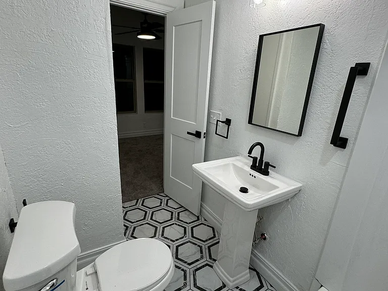 212 E Kirk St — Photo 10