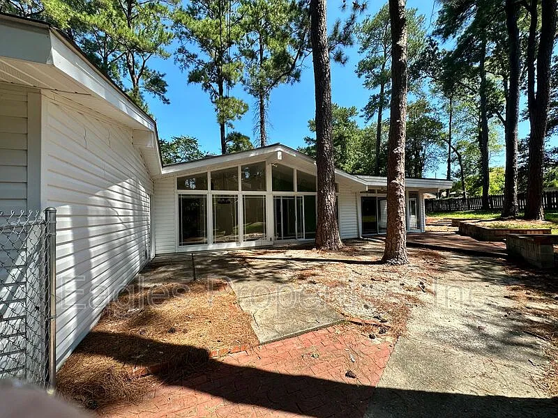 5 bed, 3.0 bath, $2,000 — Photo 2