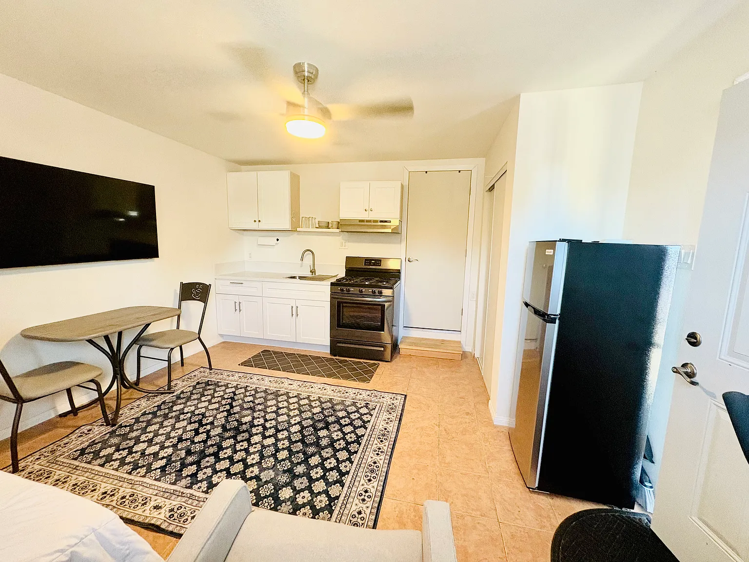 Studio, 400 sqft, $1,975 — Photo 2