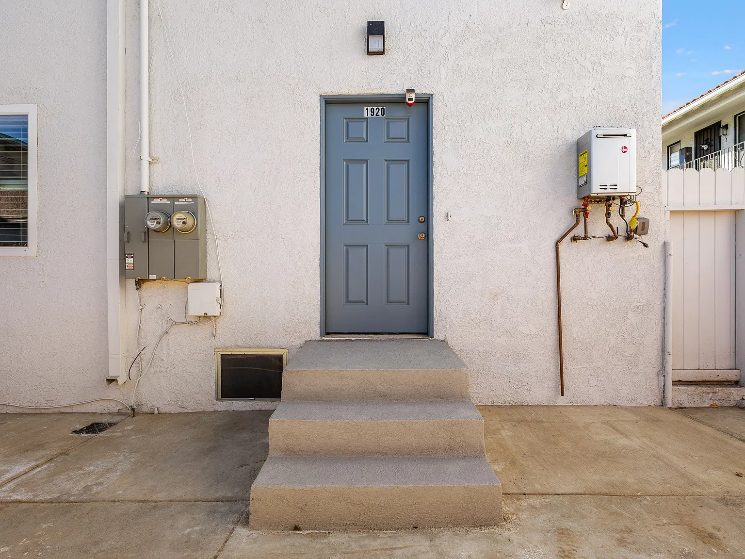 1920 Cedar Ave — Photo 2