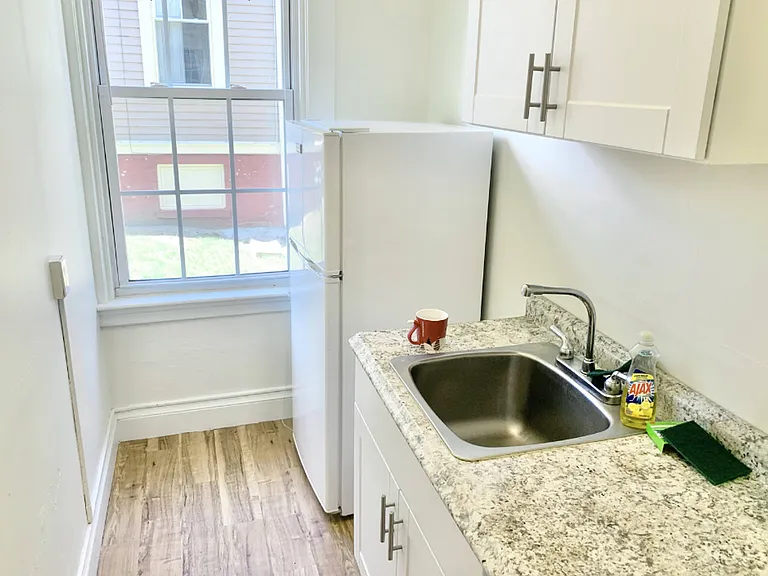186 Waterman St — Photo 12
