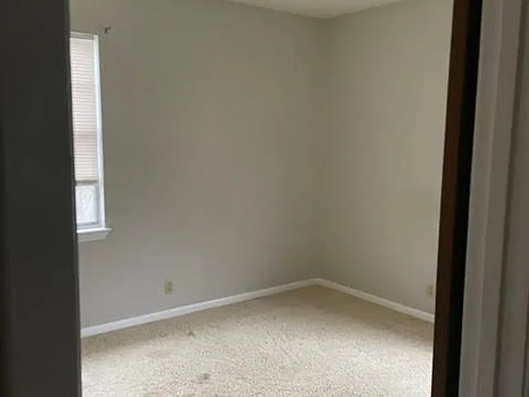 355 21st St NE — Photo 3