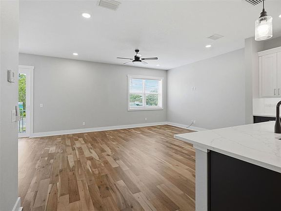 5th image of 809 Oak Bend Ln
