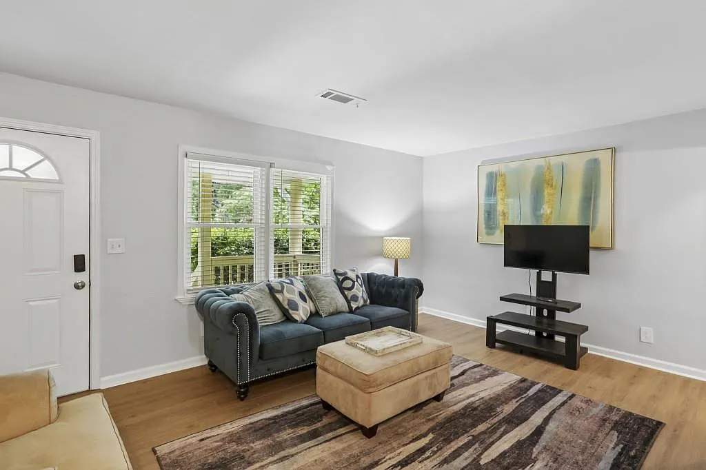 2 bed, 1.0 bath, 900 sqft, $1,500 — Photo 2