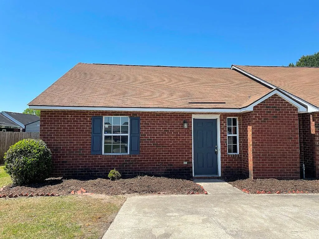 3 bed, 1200 sqft, $1,300 — Photo 1