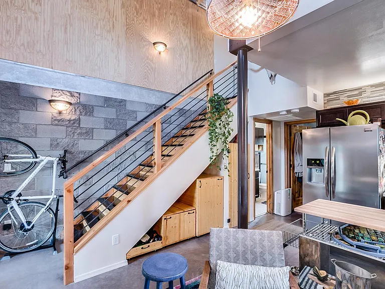 1116 S Farmer Ave — Photo 3
