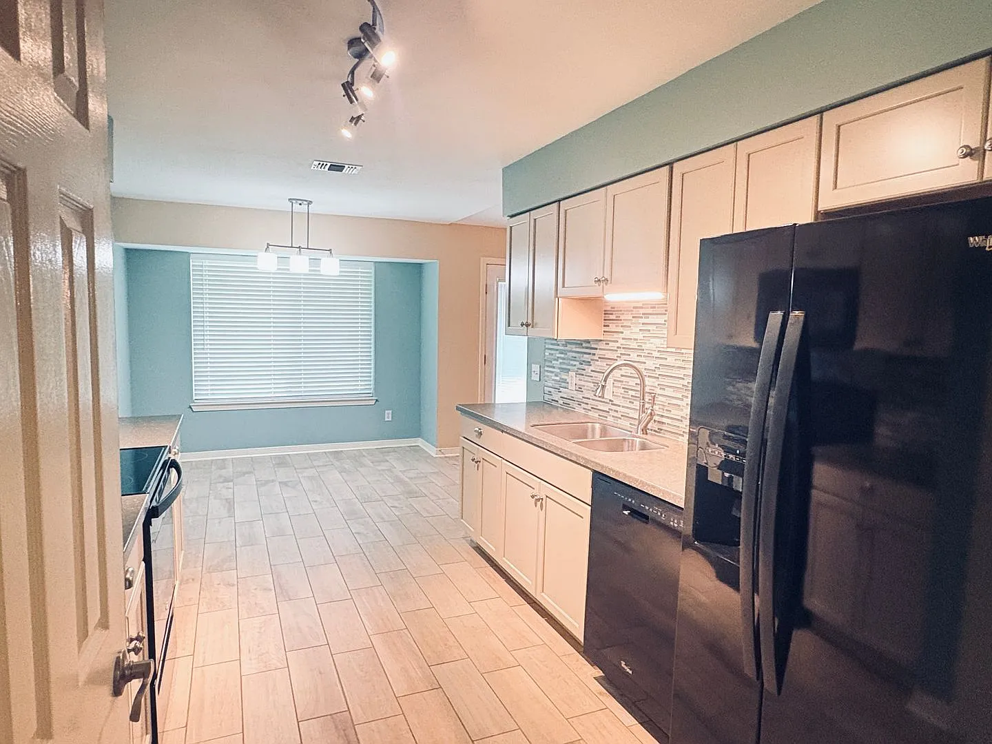 Spacious 3/2 Split Floor Plan with Flexible Living Space - Near NAS — Photo 4