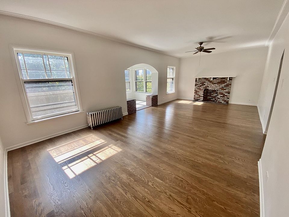 Fabulous LR with lots of natural light