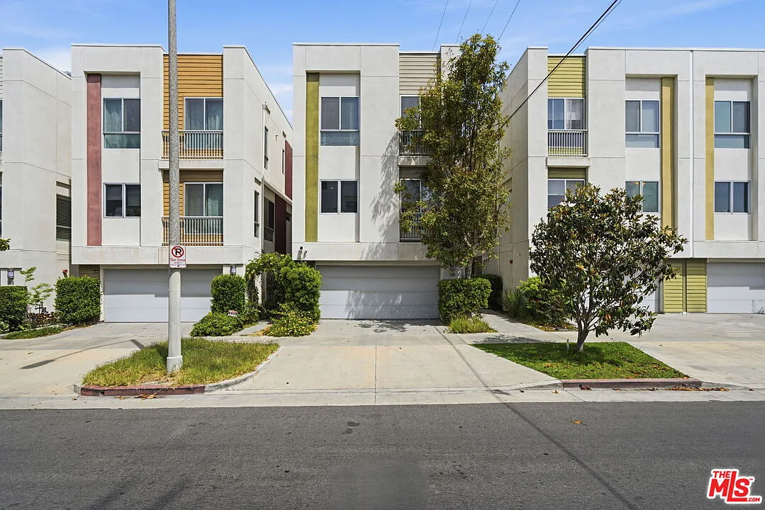 3 bed, 3.0 bath, 2000 sqft, $5,950 — Photo 2