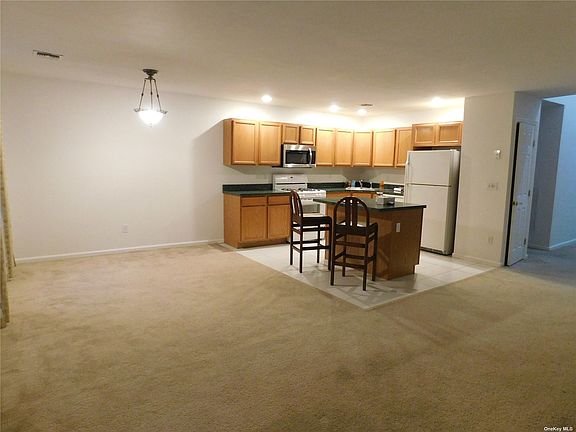 2nd image of 1005 Willow Pond Dr