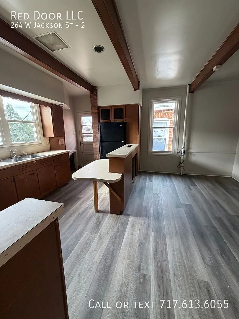 3 Bedroom Second Floor Apartment in York! — Photo 4