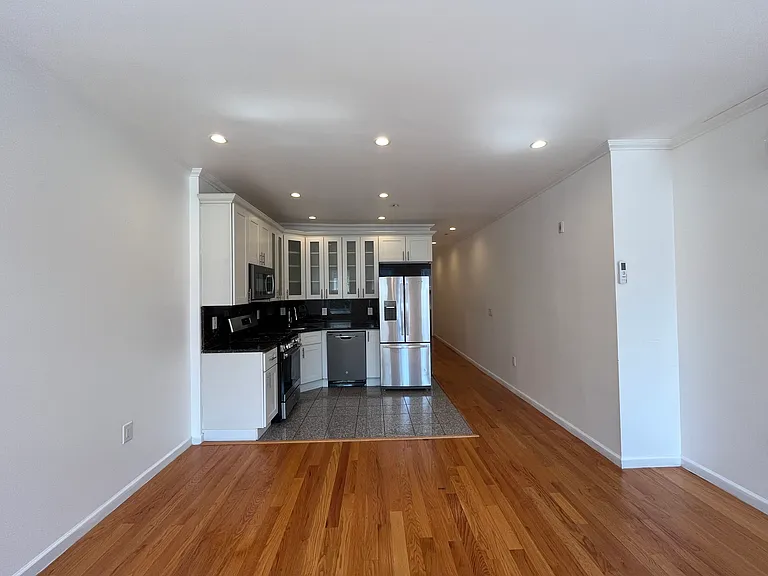 377 Danforth Ave #1R — Photo 2