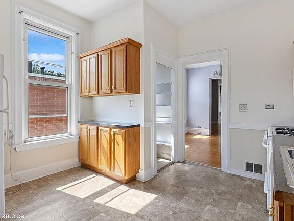 5th image of 3241 N Kenmore Ave