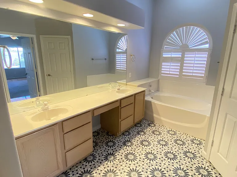 3358 E Wickieup Ln — Photo 25
