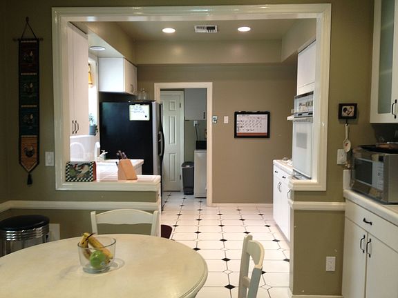 Kitchen w breakfast nook