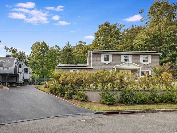 3rd image of 6 Covey Ln