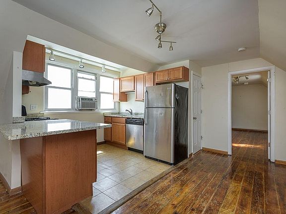 2nd image of 2032 W Homer St #2R