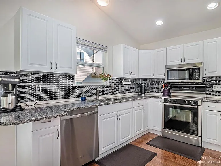 4267 Knollcrest Rd — Photo 3