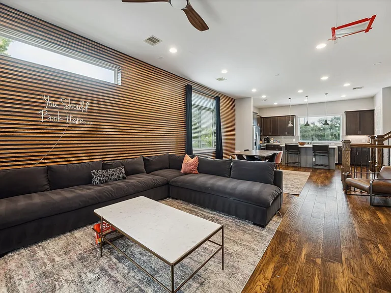 1412 Cleburne St — Photo 10