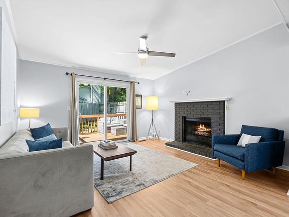 3rd image of 1009 Summit Dr