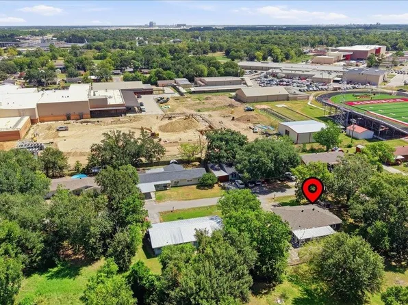 180 Schoolview Dr, Bridge City, TX 77611