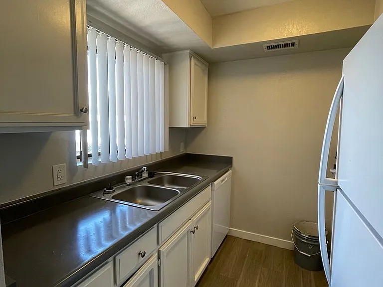 934 N Benton Ave — Photo 9