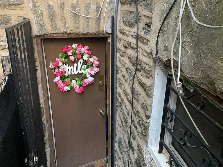 Back Private entry