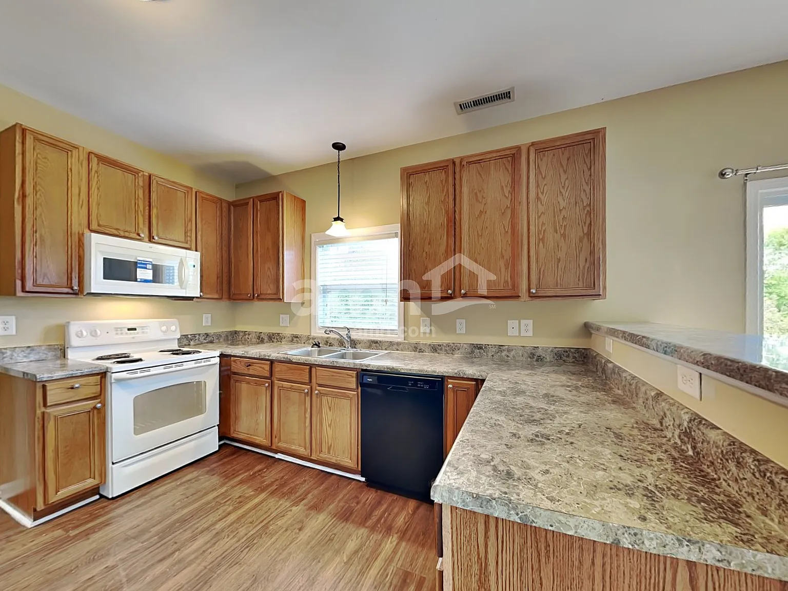 3 bed, 2.5 bath, 1646 sqft, $1,960 — Photo 4