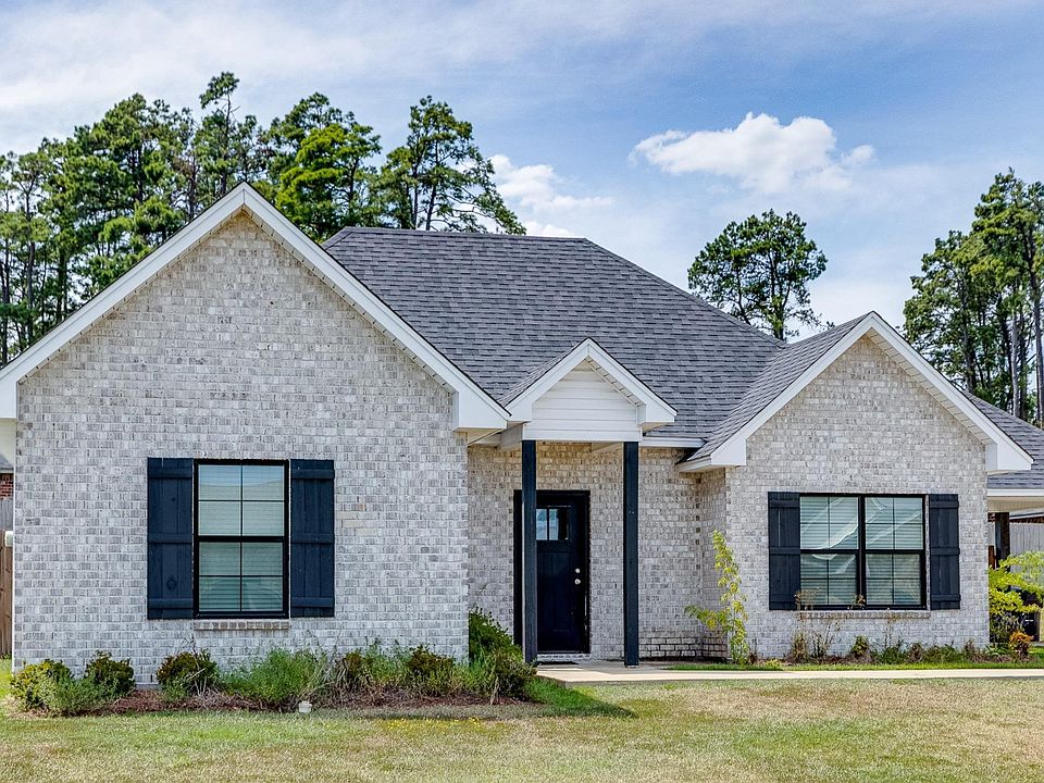 1st image of 120 Yellow Pine Dr