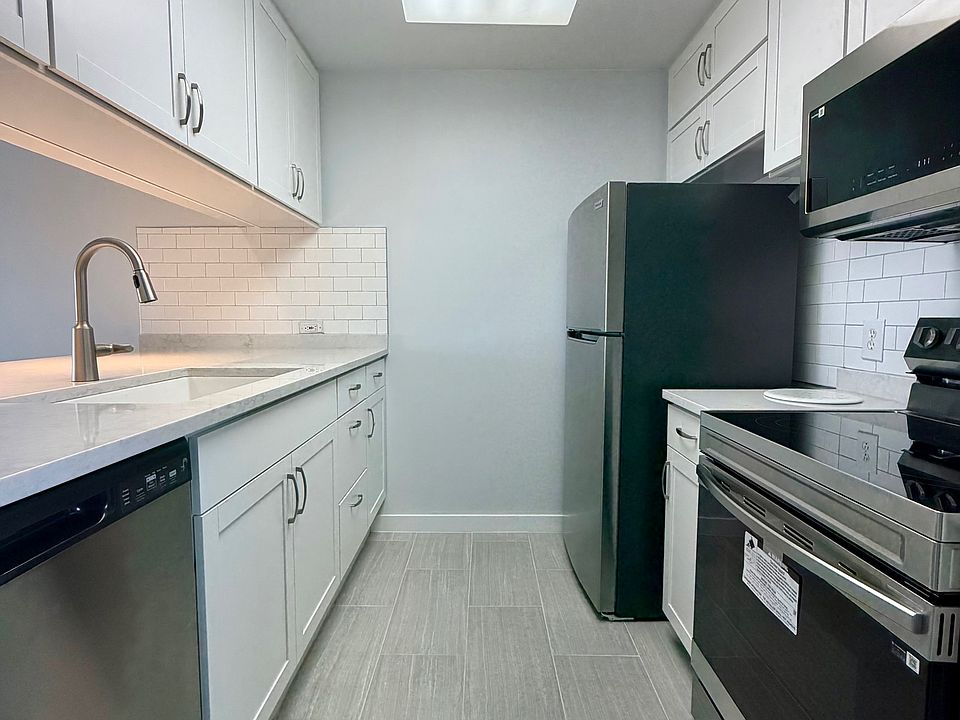Gorgeous remodeled kitchen w/ stainless steel appliances!