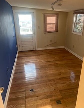 5th image of 252 Newbury St Trailer 8